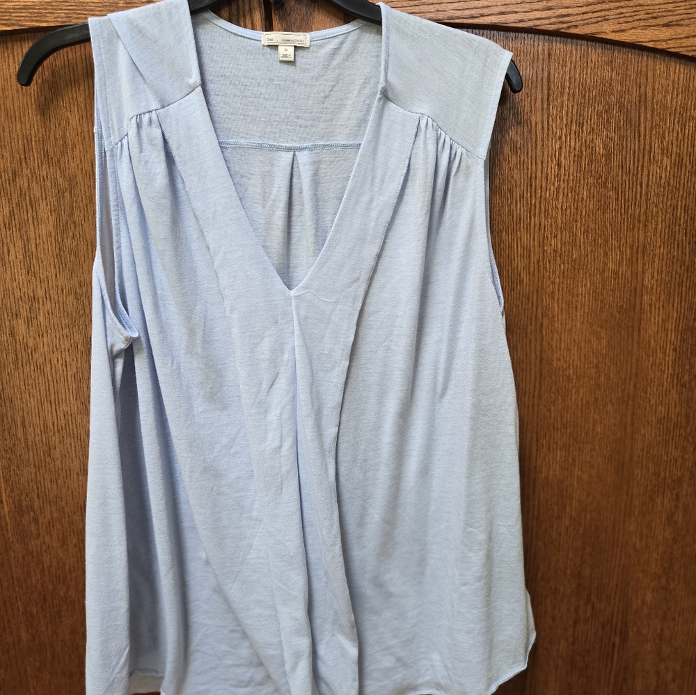 Gap short-sleeve, v-neck flowy tank - Picture 2 of 3
